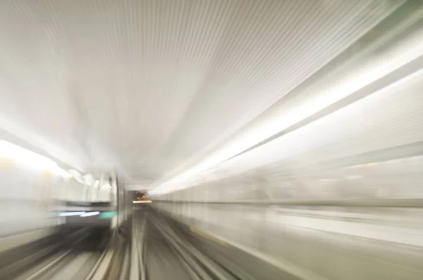 Pociąg Dużych Prędkości Jadący Wzdłuż Torów Przez Tunel — Zdjęcie stockowe