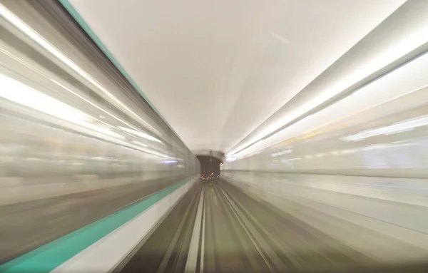 Train Grande Vitesse Circulant Long Des Rails Travers Tunnel — Photo