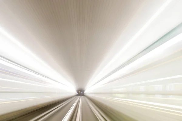 Treno Alta Velocità Che Percorre Rotaie Attraverso Tunnel — Foto Stock