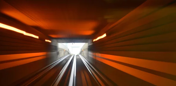 Высокоскоростной Поезд Проезжает Рельсам Через Туннель — стоковое фото