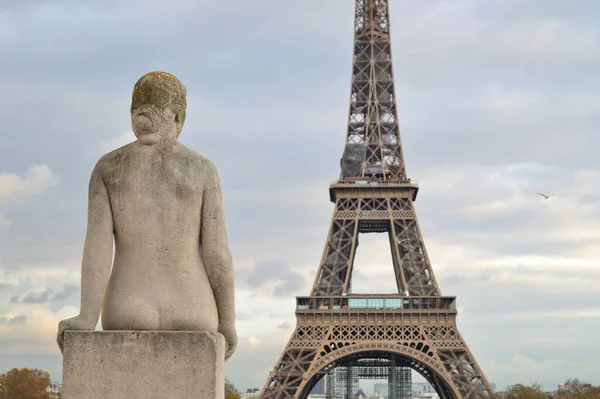 Vrouw Beeldhouwkunst Kijkend Naar Eiffeltoren Parijs Frankrijk — Stockfoto