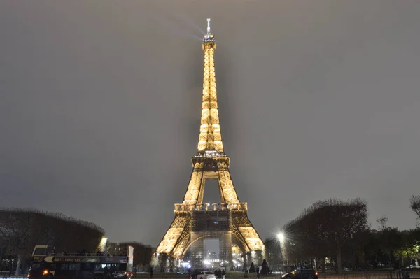 Paris Fransa Kasım 2021 Eyfel Kulesi Tadilattan Geçiyor Binalar Görülebilir — Stok fotoğraf
