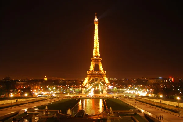 Парижская Эйфелева башня ночью — стоковое фото