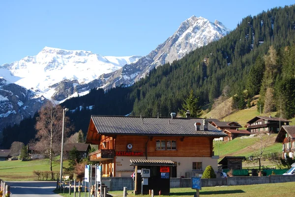 Zobrazit v Bodenu švýcarský adelboden — Stock fotografie