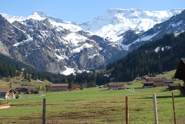 Uitzicht vanaf adelboden op steghorn bergen — Stockfoto