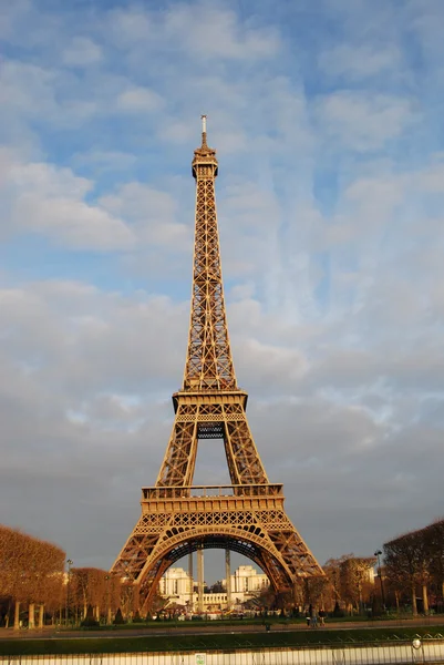 sabah Paris'te Eyfel Kulesi