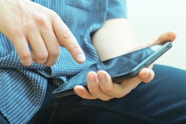 Holding ve tablet pc dokunma.