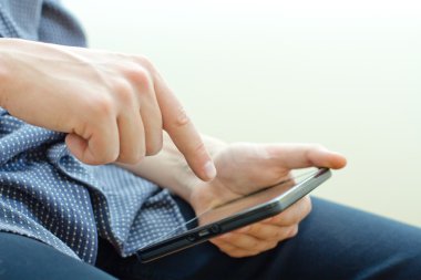 Holding ve tablet pc dokunma.