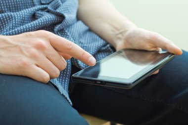 Tutma ve dokunma tableti. Resmi kapat.