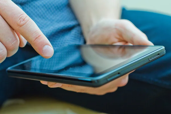 Halten und Berühren am Tablet-PC. Nahaufnahme — Stockfoto