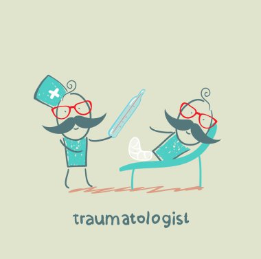 traumatologist ayağı yaralı hasta sıcaklığını kontrol eder.