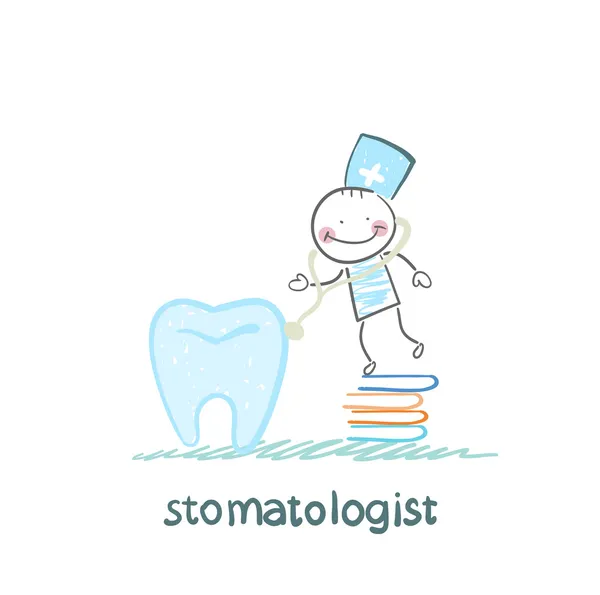 Stomatologue debout sur un tas de livres et un stéthoscope écoute une grande dent — Image vectorielle