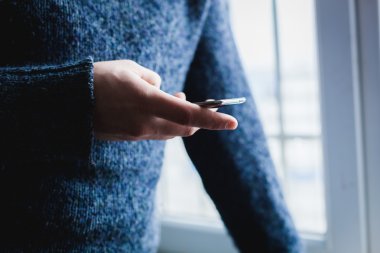 adam akıllı telefon kullanıyor. Modern cep telefonu elinde.