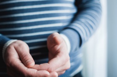 Adam akıllı bir telefon kullanıyor. Modern cep telefonu elinde..