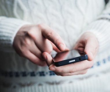 Adam akıllı bir telefon kullanıyor. Modern cep telefonu elinde..