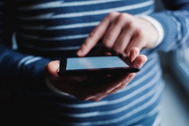 Adam tablet bilgisayar kullanıyor. Elinde modern bir alet..