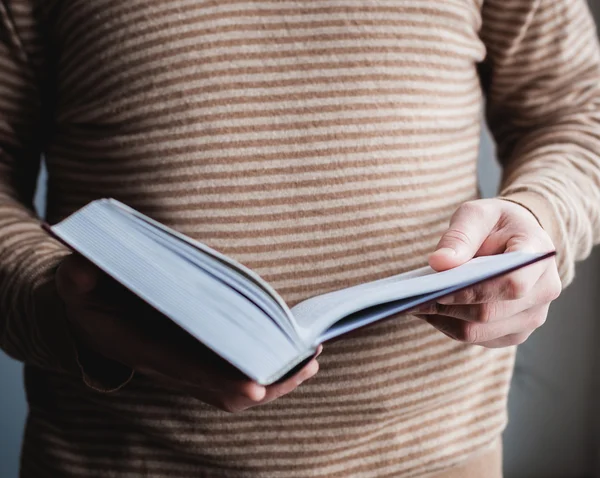 Man leest. Boek in zijn handen. — Stockfoto