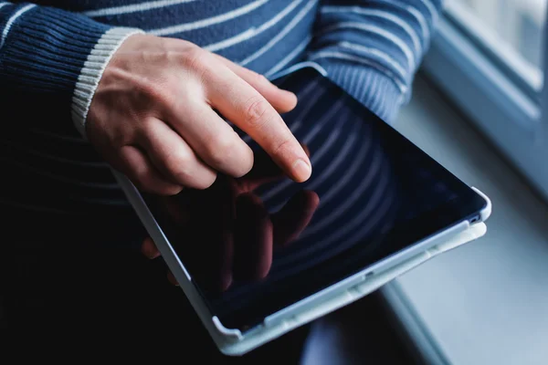 Der Mann benutzt einen Tablet-PC. Modernes Gerät in der Hand. — Stockfoto