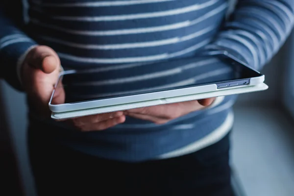 Der Mann benutzt einen Tablet-PC. Modernes Gerät in der Hand. — Stockfoto