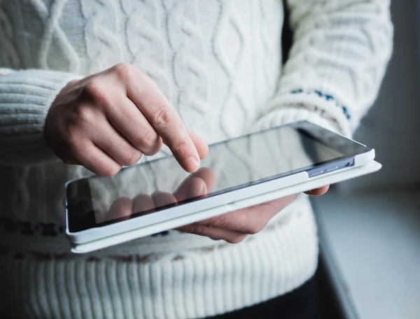 The man uses a tablet PC. Modern gadget in hand. — Stock Photo, Image