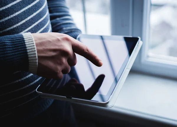 O homem usa um tablet PC. gadget moderno na mão . — Fotografia de Stock