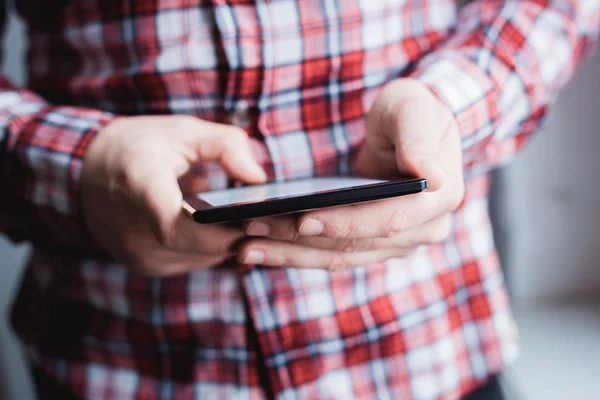 De man gebruikt een tablet PC. Moderne gadget in de hand. — Stockfoto