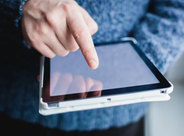 El hombre usa una tableta PC. Gadget moderno en la mano . — Foto de Stock