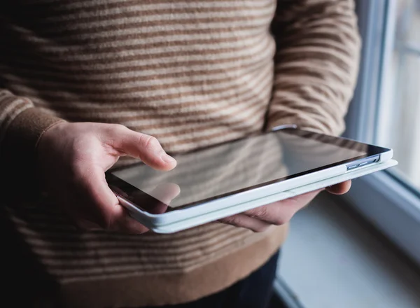 Der Mann benutzt einen Tablet-PC. Modernes Gerät in der Hand. — Stockfoto