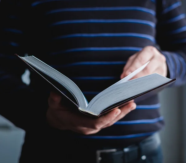 Man läser. Bok i hans händer. — Stockfoto