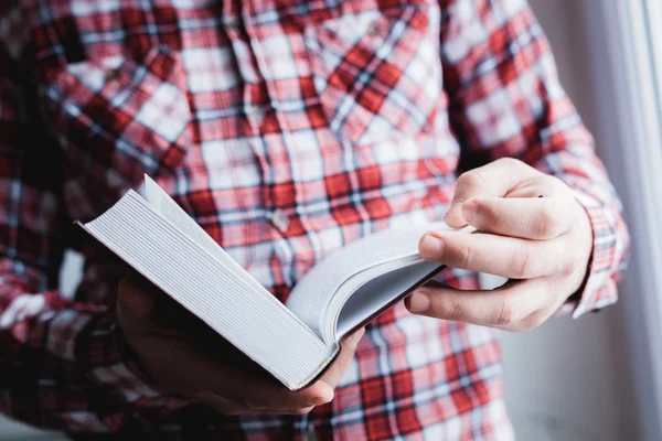 Ο άνθρωπος διαβάζει. Βιβλίο στα χέρια του.. — Φωτογραφία Αρχείου