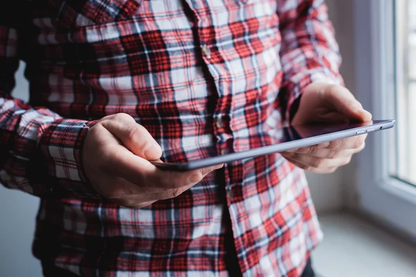 El hombre usa una tableta PC. Gadget moderno en la mano . — Foto de Stock