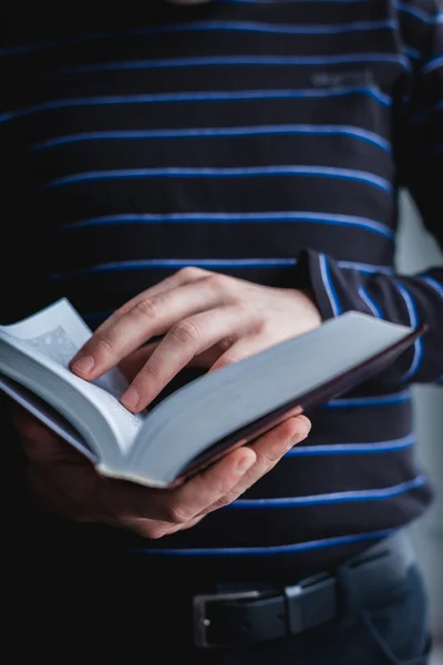 Un homme qui lit. Livre dans ses mains . — Photo