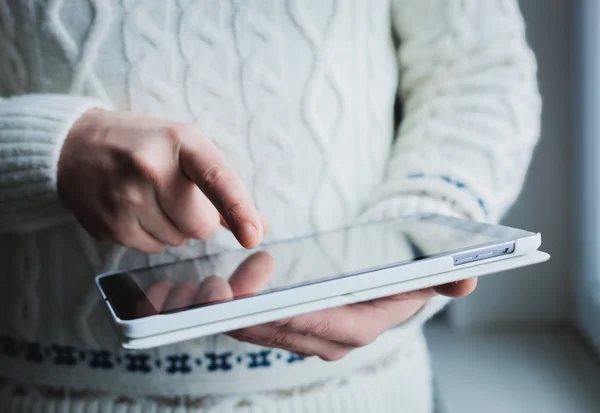 Der Mann benutzt einen Tablet-PC. Modernes Gerät in der Hand. — Stockfoto