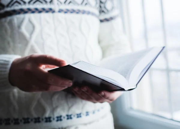 Man läser. Bok i hans händer. — Stockfoto