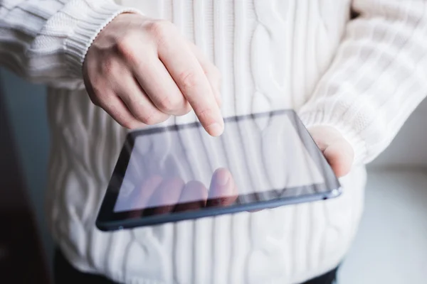 The man uses a tablet PC. Modern gadget in hand. — Stock Photo, Image