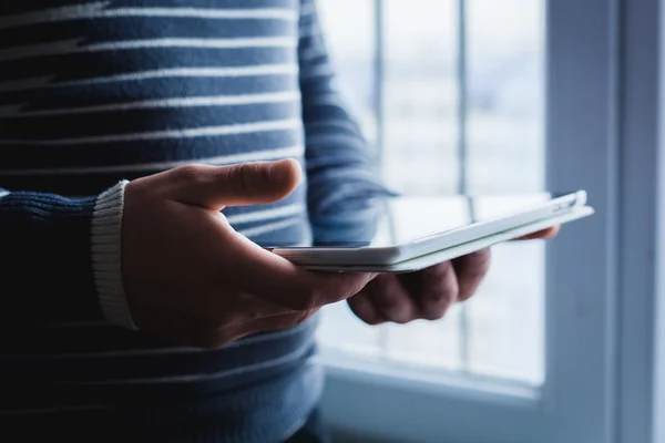 De man gebruikt een tablet PC. Moderne gadget in de hand. — Stockfoto