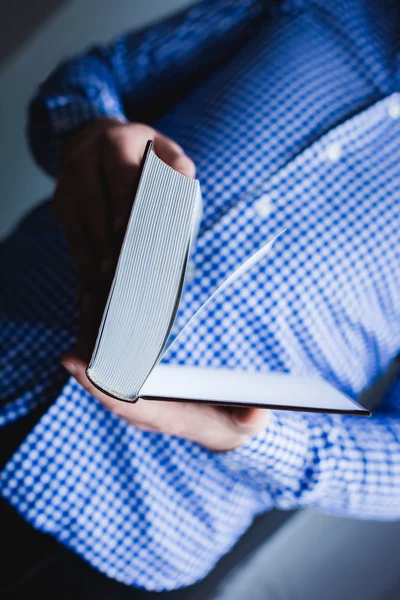 Hombre leyendo. Libro en sus manos . — Foto de Stock