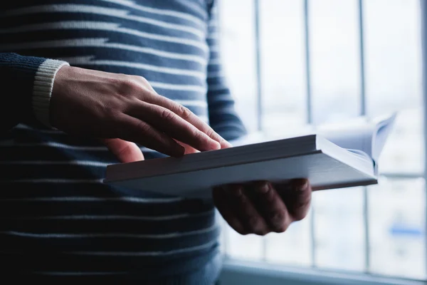 Man leest. Boek in zijn handen. — Stockfoto