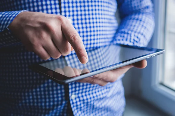 El hombre usa una tableta PC. Gadget moderno en la mano . — Foto de Stock