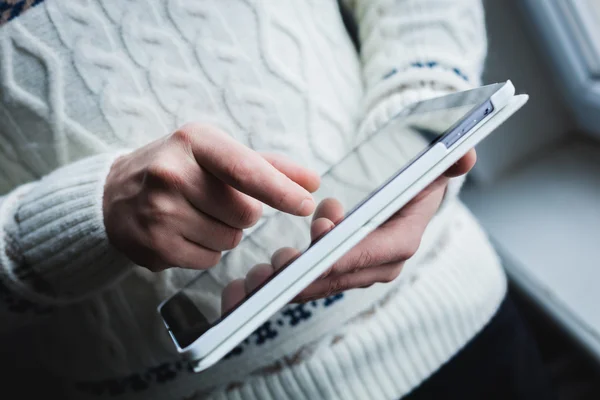El hombre usa una tableta PC. Gadget moderno en la mano . —  Fotos de Stock