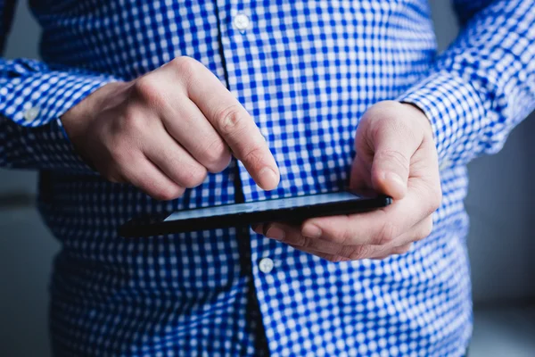 The man uses a tablet PC. Modern gadget in hand. — Stock Photo, Image