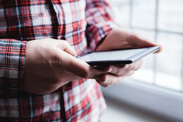 O homem usa um tablet PC. gadget moderno na mão . — Fotografia de Stock