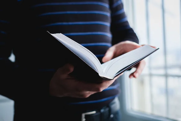 Man leest. Boek in zijn handen. — Stockfoto