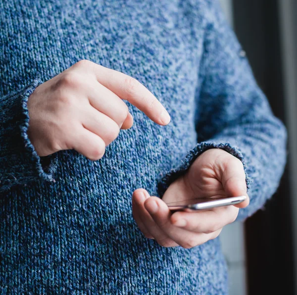 The man is using a smartphone. Modern mobile phone in hand. — Stock Photo, Image