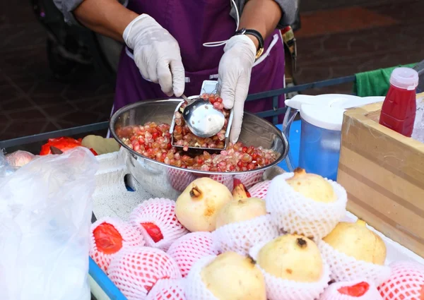 Gránátalma lé megszorította a utcai piac, Thaiföld, bangkok — Stock Fotó