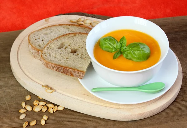 Sopa de calabaza y semillas con pan —  Fotos de Stock