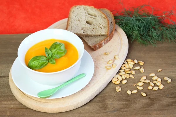 Тыквенный суп и семена с хлебом — стоковое фото