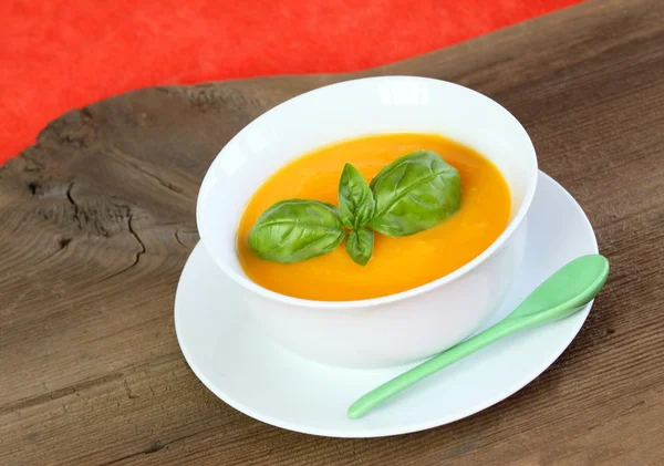 Тыквенный суп и сладкий базилик — стоковое фото