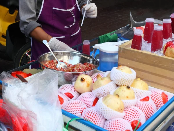 通り市場、タイ、バンコクにザクロ ジュースを作る — ストック写真