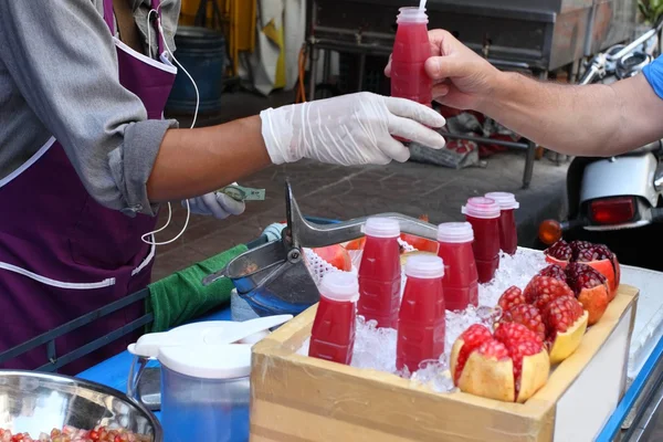 Making pomegranate juice on street market, Thailand, Bangkok — Stock Photo, Image